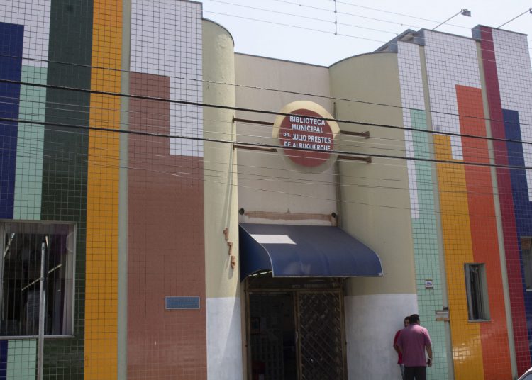 Biblioteca amplia horário de funcionamento