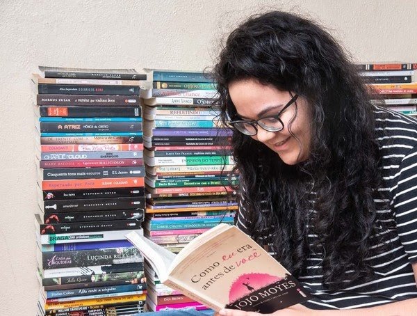 Sebo arrecada agasalhos para animais em troca de livros