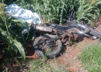 Motociclista morre ao bater de frente com caminhão na SP 189