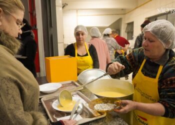 Durante a semana, as barracas abrem às 18h. Aos fins de semana, às 16h, exceto a sopa, que começa a ser servida às 18h. Foto - Paróquia São Roque
