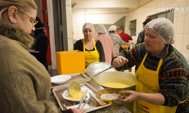 Durante a semana, as barracas abrem às 18h. Aos fins de semana, às 16h, exceto a sopa, que começa a ser servida às 18h. Foto - Paróquia São Roque