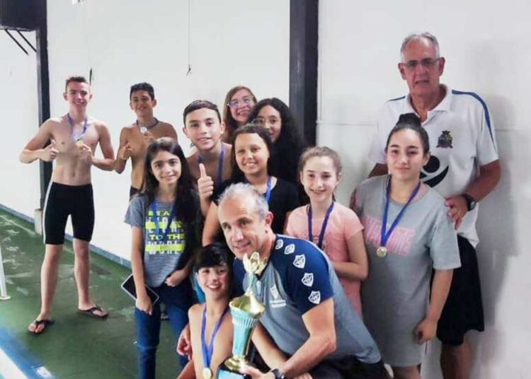 Atletas sobem ao pódio no Festival Regional de Natação em Avaré