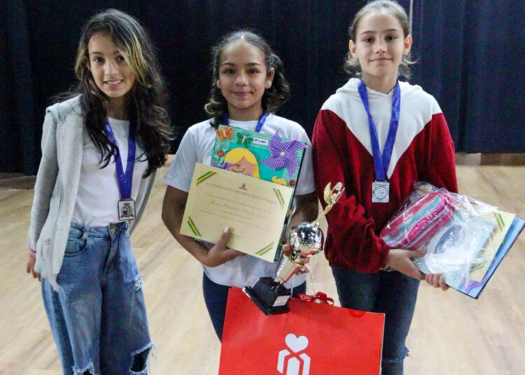 Alunos da rede municipal são premiados no 1º Concurso de Produção de Poesias