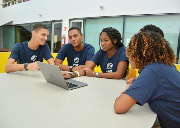 Instituto abre 4,5 mil vagas em curso que capacita jovens para o primeiro emprego