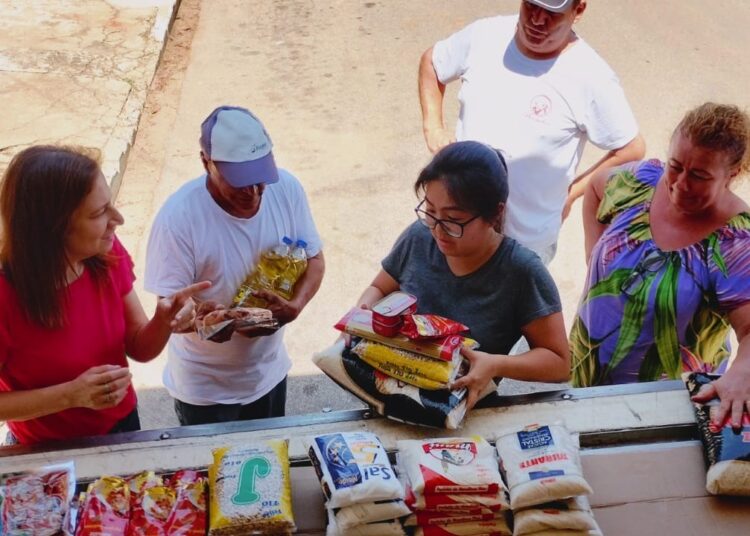 Câmbio Verde troca quase 400 kg de material reciclável por alimentos na vila Sônia