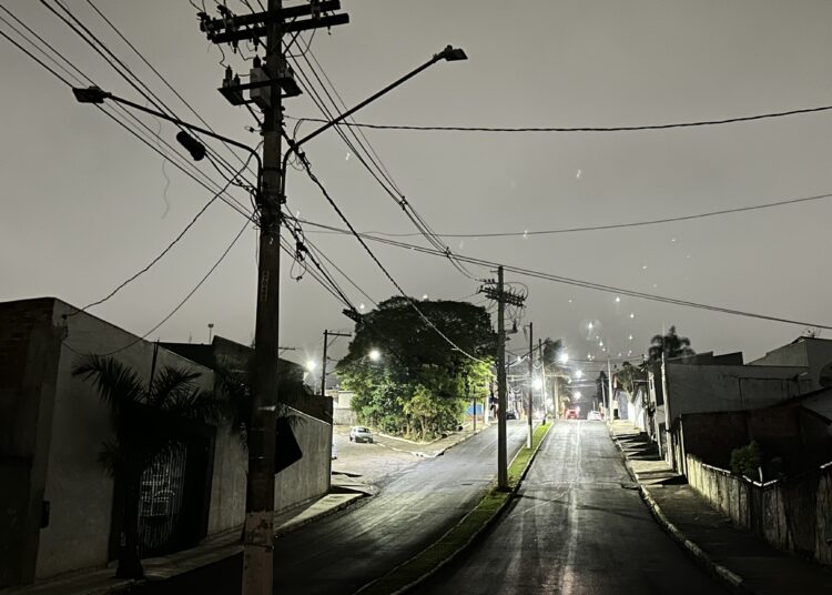 Moradores reclamam de lâmpadas queimadas nos bairros da cidade