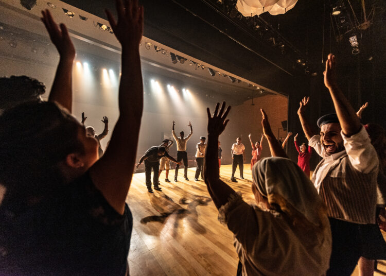 O poder transformador que emana do palco – O teatro como fonte de expressão artística