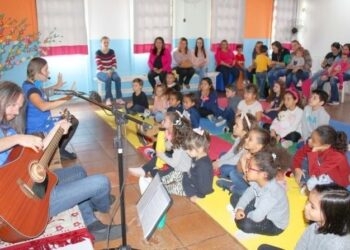 A “Tarde de Histórias”, é uma oportunidade para incentivar as famílias a terem acesso, de forma lúdica e divertida, à literatura, em um convite para uma escuta ativa, repleta de entusiasmo e cantoria. Foto - Reprodução/Divulgação