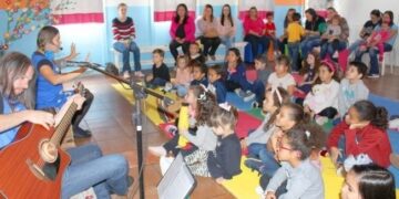 A “Tarde de Histórias”, é uma oportunidade para incentivar as famílias a terem acesso, de forma lúdica e divertida, à literatura, em um convite para uma escuta ativa, repleta de entusiasmo e cantoria. Foto - Reprodução/Divulgação