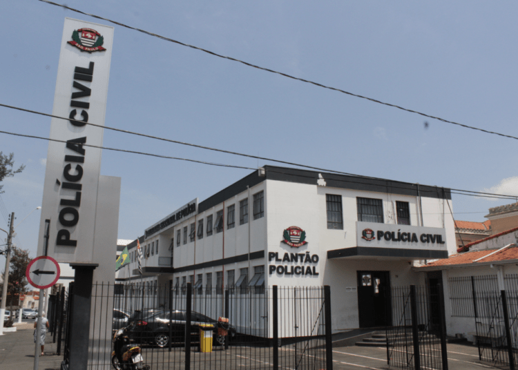 A PM foi acionada por volta das 18h e, ao chegar ao local, localizou a vítima dentro do veículo, que ainda estava com o motor ligado