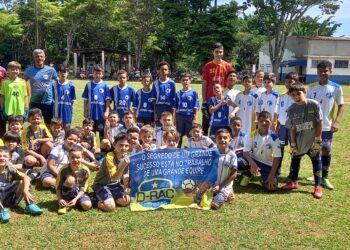Escolinha de futebol tem 150 alunos e títulos