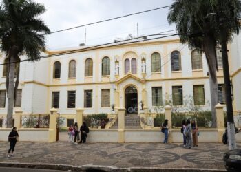 Cerca de 40 mil estudantes da cidade retornam às aulas nas redes de ensino
