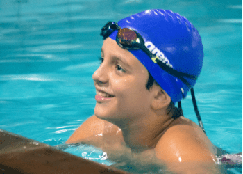 Atleta conquista ouro no nado de peito e costas e abaixa seu tempo em 4,21 segundos