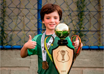 Jovem goleiro concilia paixão pelo futebol com influência digital