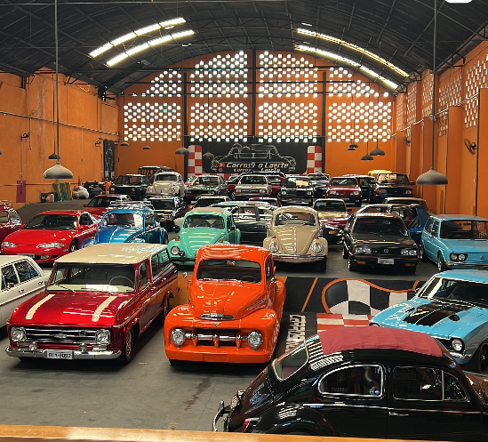 Hoje, sua coleção é composta por 47 veículos antigos, que ele chama carinhosamente de “carros de ferro”, e outros dois modelos modernos, ou “carros de plástico”. Foto - Reprodução/Internet