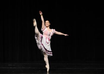 Além dos exercícios de mobilidade, Júlia também se prepara emocionalmente para os treinos e apresentações. Foto - Arquivo pessoal