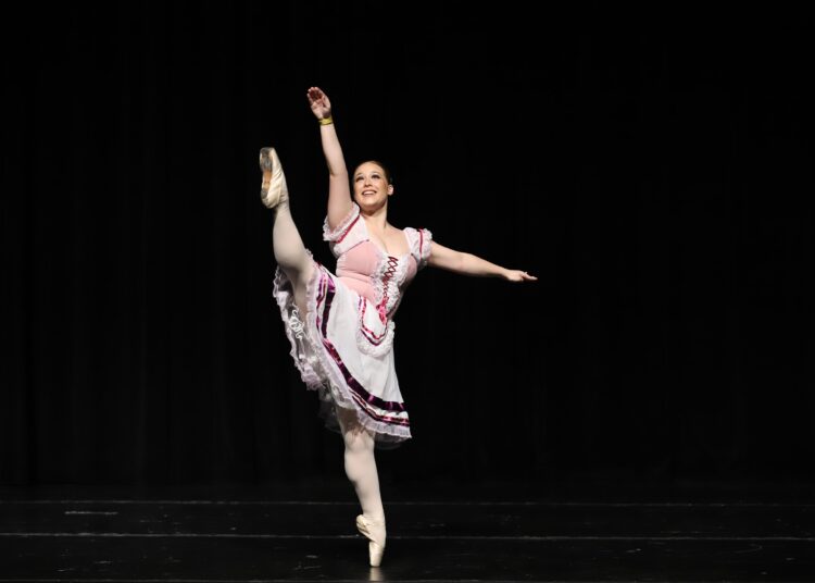 Além dos exercícios de mobilidade, Júlia também se prepara emocionalmente para os treinos e apresentações. Foto - Arquivo pessoal
