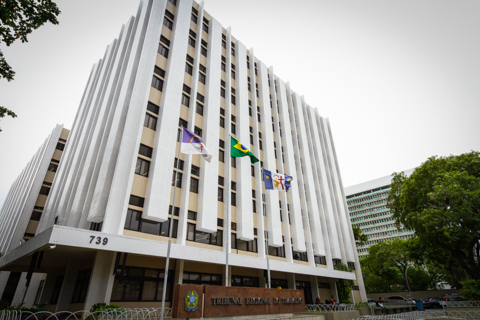 TRT abre concurso com salários de até 16 mil