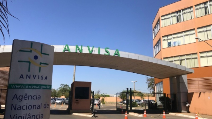 Para os aprovados e contratados nas oportunidades de Ensino Médio, a bolsa-auxílio a ser recebida é de R$ 486,05 por mês para a carga horária de 4 horas diárias ou 20 horas semanais.