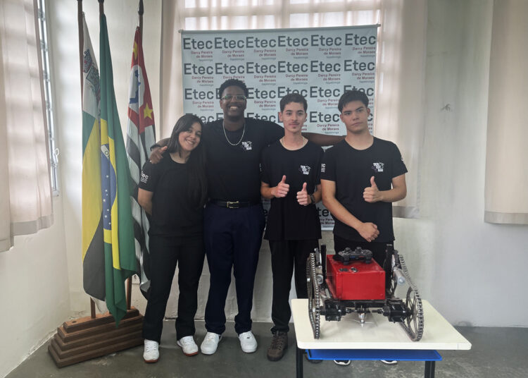 Aplicável em diversos contextos, o projeto automatiza o corte de grama, oferecendo segurança, ergonomia e eficiência.