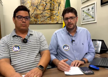 O vice Samuel Araújo, à esquerda, e Milton Júnior, durante a live que motivou a inelegibilidade de ambos. Foto - Reprodução/Internet