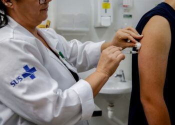 . O esquema vacinal prevê duas doses, com intervalo de três meses entre elas.