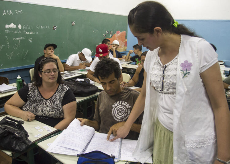 A principal meta da EJA é combater o analfabetismo e ampliar a oferta de educação para jovens, adultos e idosos que não concluíram suas etapas escolares. Foto - Reprodução/Internet