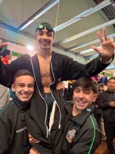 Atletas da Natação de Itapetininga sobem ao pódio nos Jogos Regionais e conquistam o Bronze no Nado Medley Equipe 4