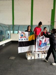 Atletas da Natação de Itapetininga sobem ao pódio nos Jogos Regionais e conquistam o Bronze no Nado Medley Equipe 5