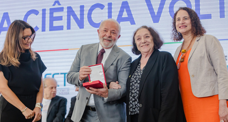 Professora itapetiningana é homenageada por Lula por contribuição à ciência