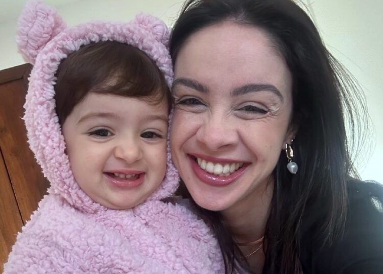 Mãe relata mistura de amor e culpa na adaptação escolar da filha