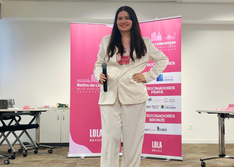 Jovem itapetiningana conquista prêmio em encontro de lideranças femininas pela liberdade