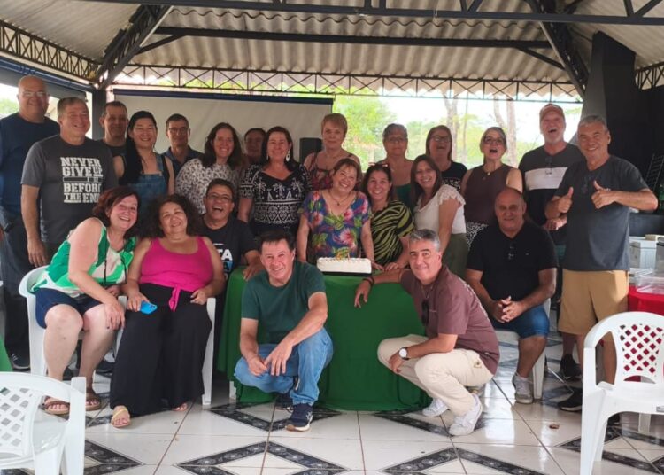 Ex-alunos da escola Adherbal mantêm amizade e encontros 46 anos após formatura