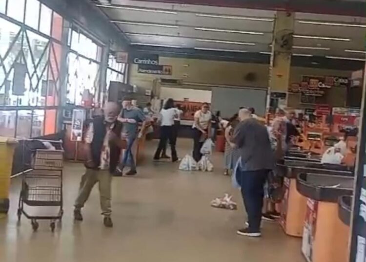 Ataque de abelhas causa confusão em supermercado deixa um morto e feridos