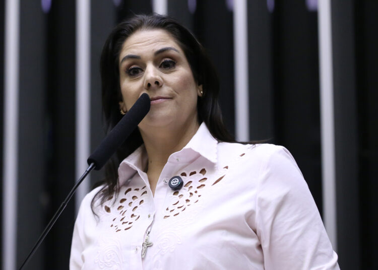Simone Marquetto vota a favor da PEC da Blindagem