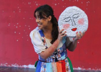 Professora une teatro e contação de histórias em projeto inspirado no folclore