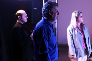 Adaptação de Jean-Paul Sartre emociona público em espetáculo da Cia Takes & Atos