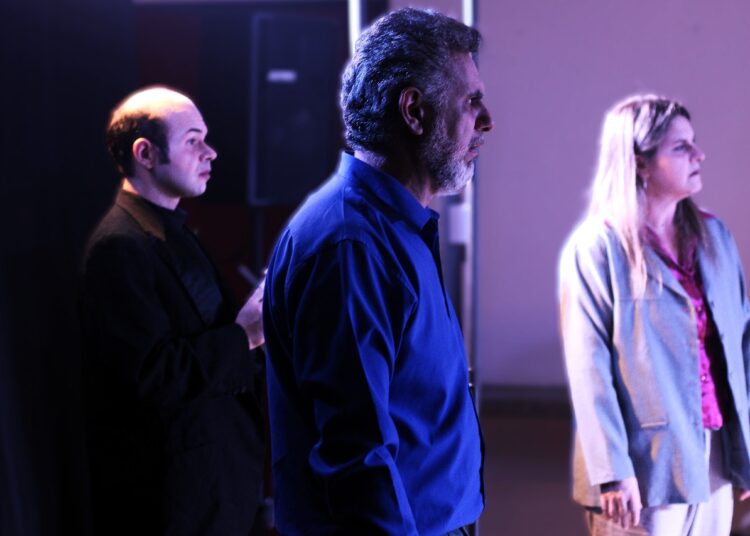 Adaptação de Jean-Paul Sartre emociona público em espetáculo da Cia Takes & Atos