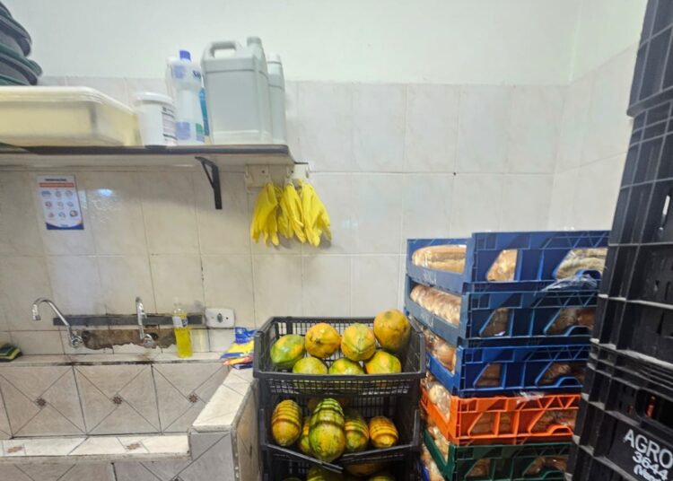 Itapetininga - EMEF Professora Jandyra Vieira Marcondes - Gêneros alimentícios armazenados juntamente com substância químicas3