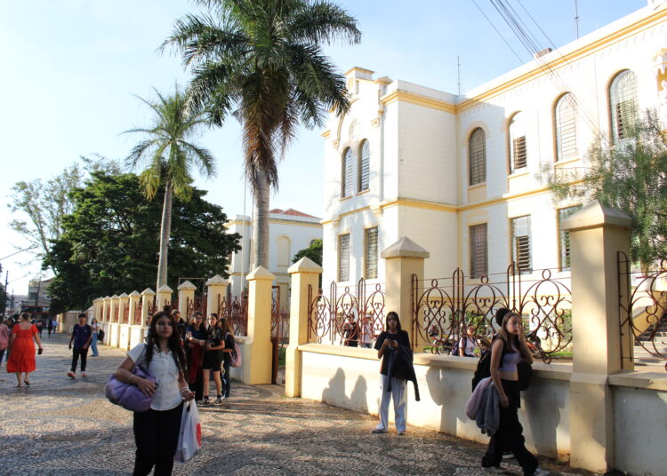 três escolas peixoto gomide educação