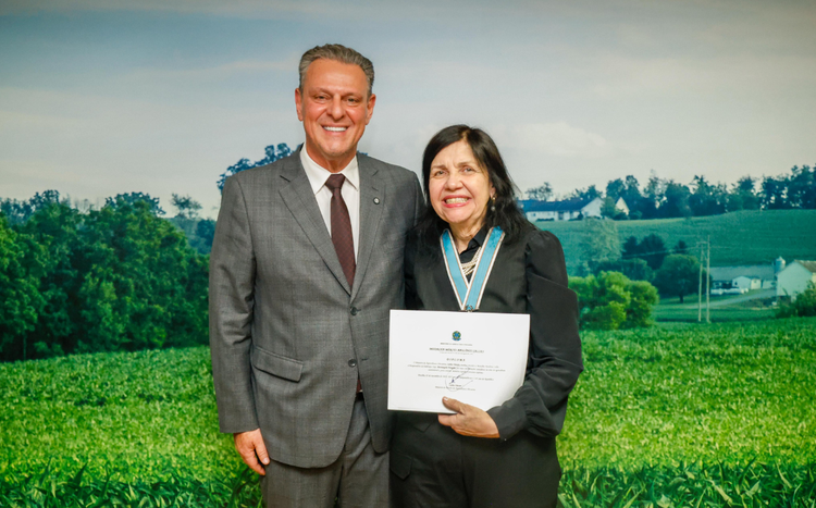 Mariangela Hungria é homenageada pelo Ministro da Agricultura com a Medalha Apolônio Salles