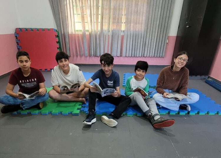 Projeto social reúne jovens em atividades de leitura e discussões sobre bullying e racismo