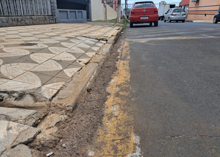 Posso estacionar em frente a uma guia rebaixada?