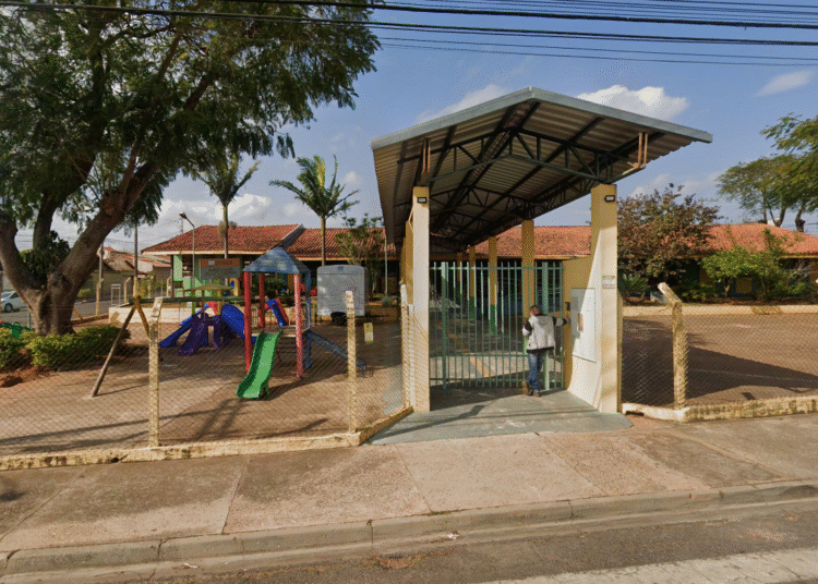 Pais tentam evitar dispersão de alunos após prédio de escola ser condenado