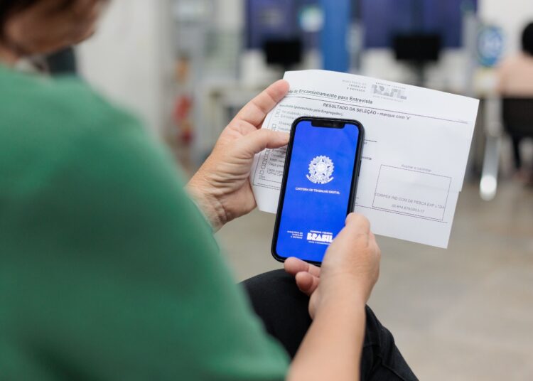 Serviços lideram geração de empregos caged