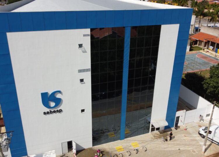 Sem pagamento de salário, mais de 500 funcionários do Call Center da Sabesp realizam protesto