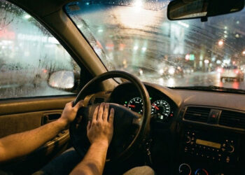 Buzinar à noite dá multa?