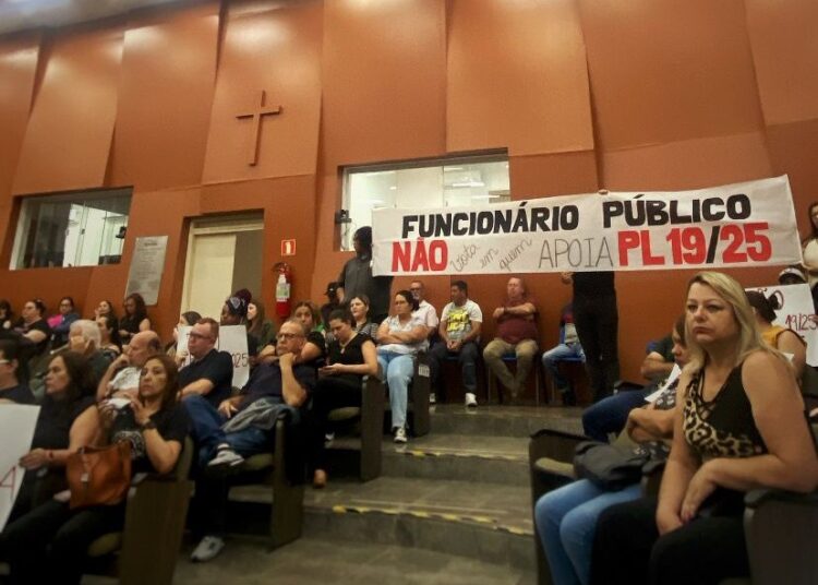 Câmara aprova urgência de projeto que altera previdência sob protesto de servidores municipais
