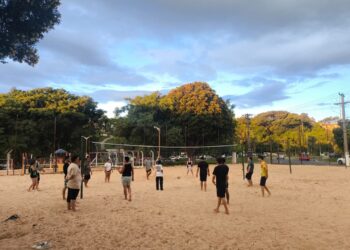 Vôlei de areia une esporte e novas amizades em iniciativa aberta ao público