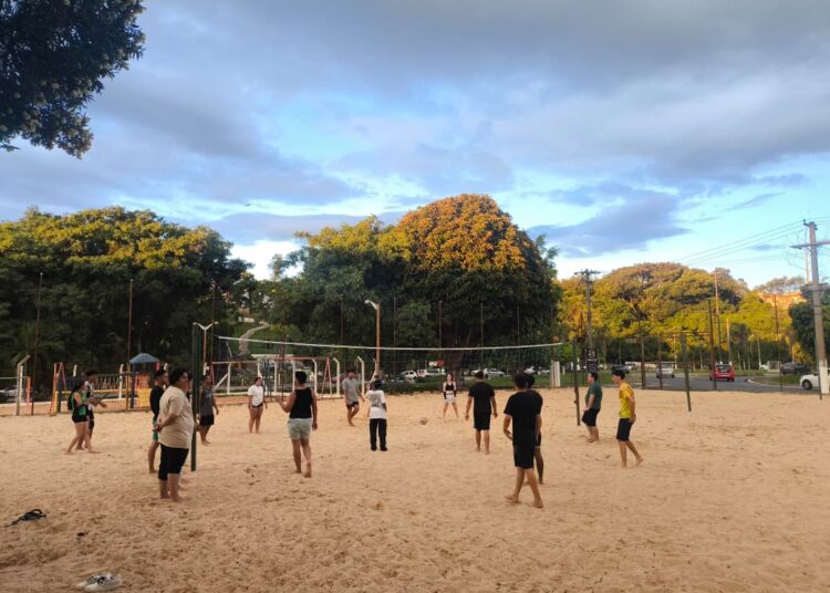 Vôlei de areia une esporte e novas amizades em iniciativa aberta ao público